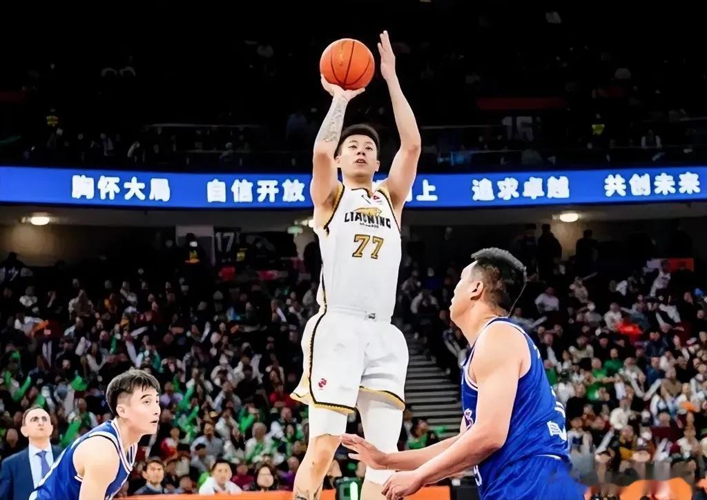 辽宁111-107加时险胜上海，我居然产生了“四大不可思议”：

第一，张镇麟打