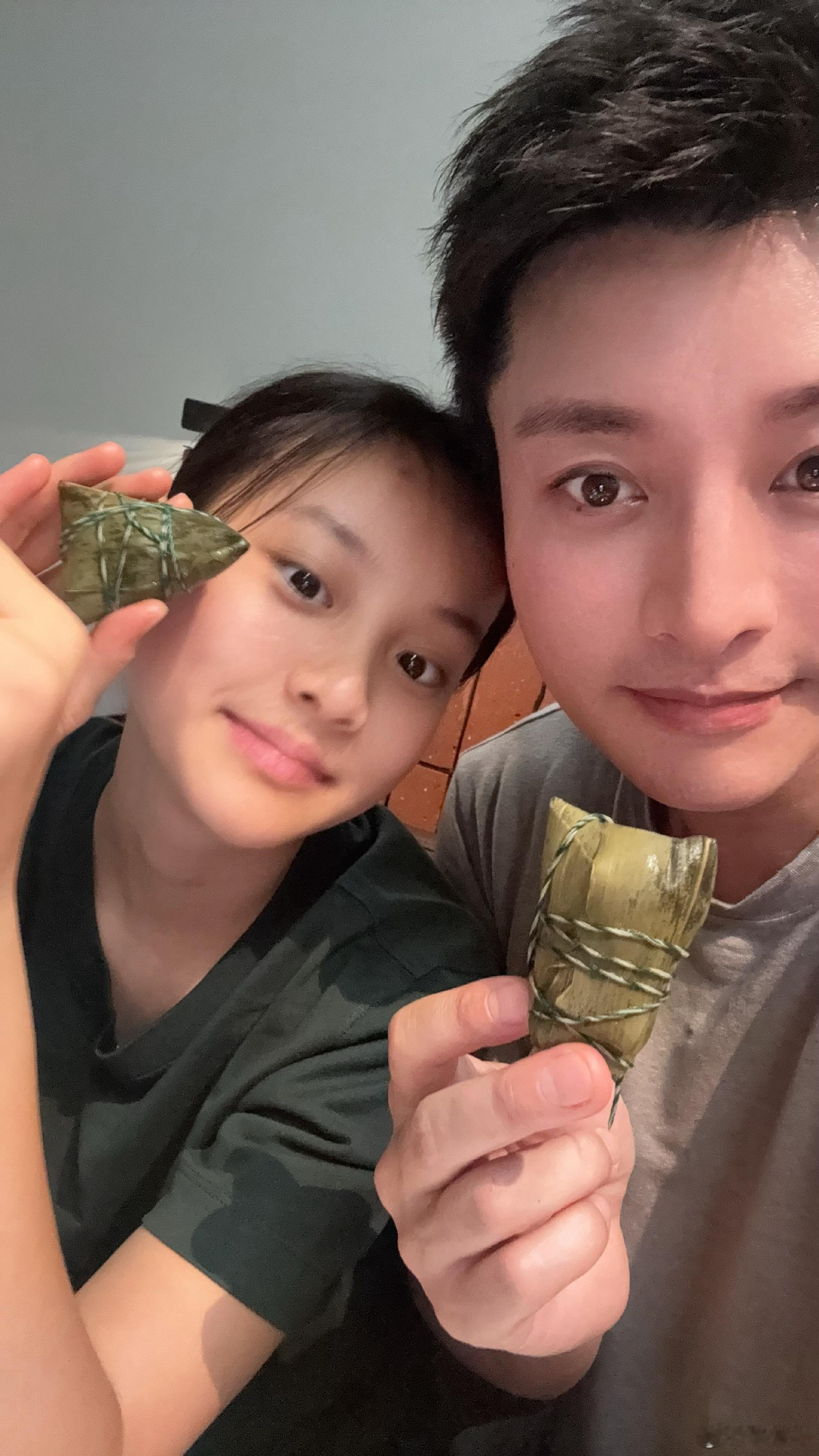 甜馨和贾乃亮过父亲节 把这个父亲节过得独一无二了呀，今天甜馨和贾乃亮过父亲节，并