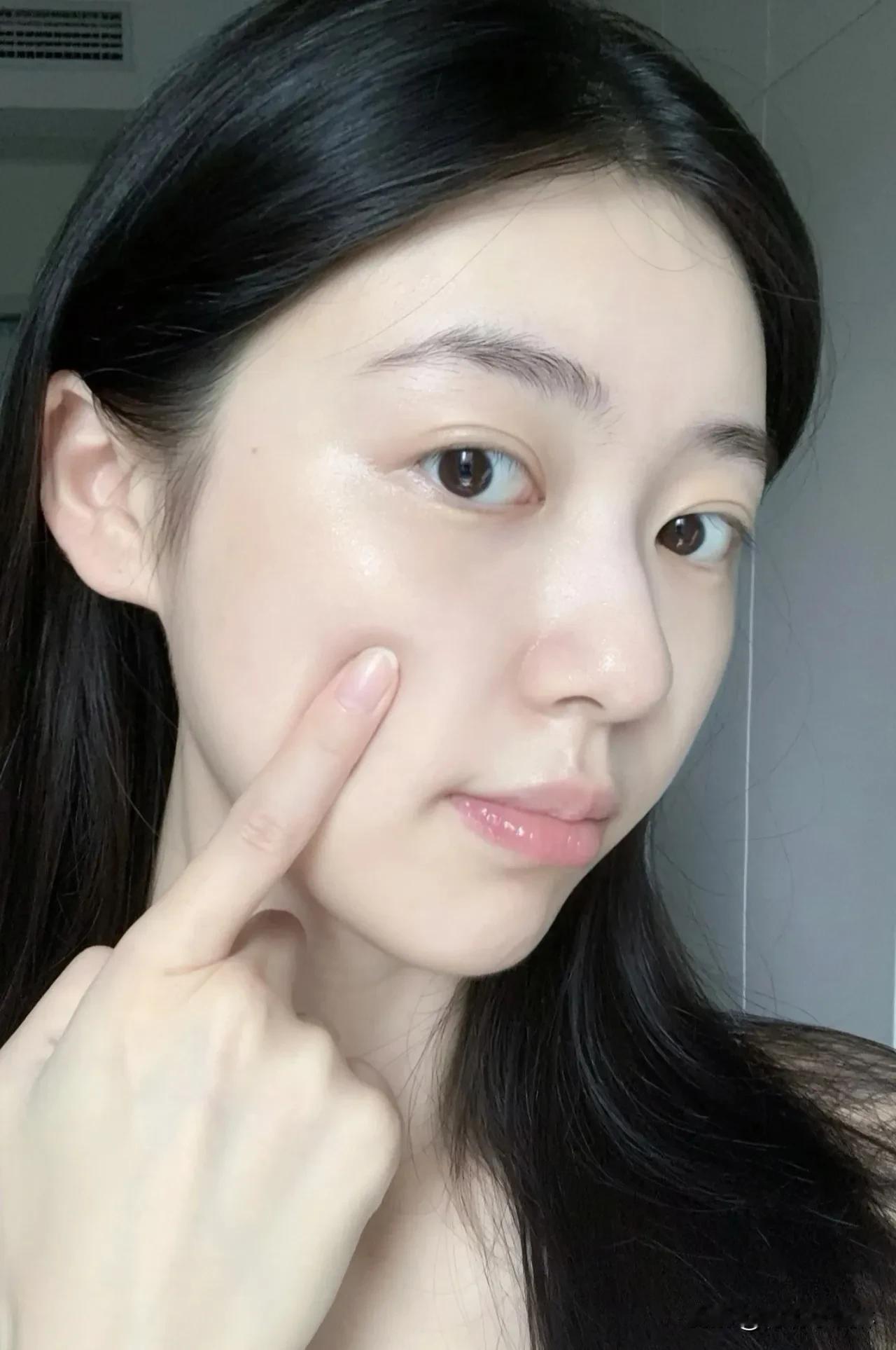 天然去雕饰，自信更美丽。  
无需滤镜，真实最动人。