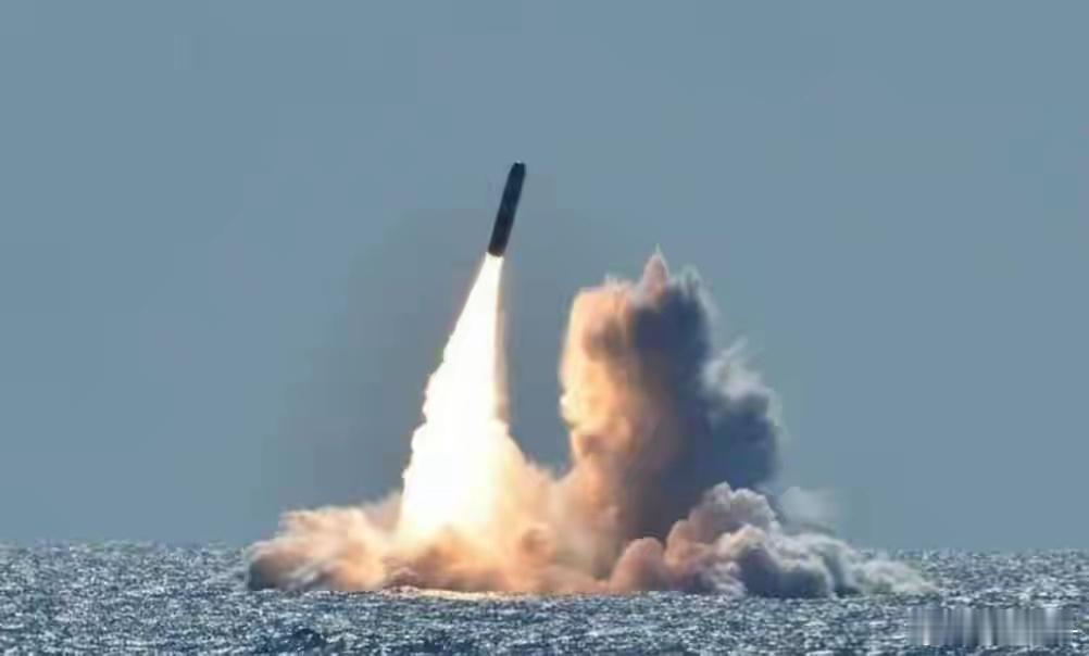 解放军潜射导弹试射引多国关注：日本极度焦虑、澳方跟风指责暴露双标本质解放军近日在