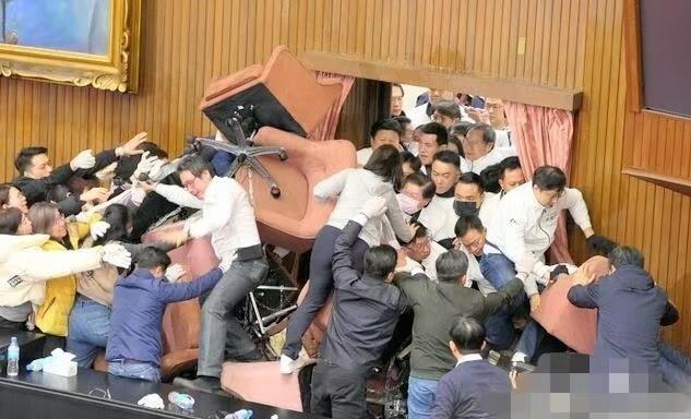 国民党与民进党在12月20日的台湾“立法机构”内，就提高罢免门槛等三项法案展开激