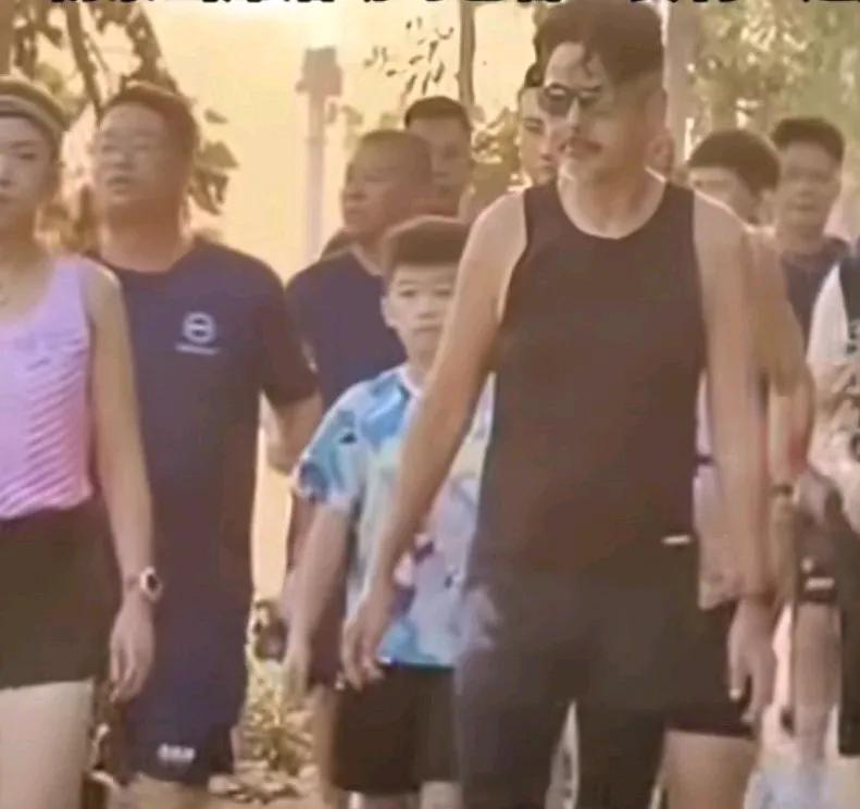 据传发哥周润发在山东德州乐陵拍戏，一块拍戏的还有王宝强，发哥在拍戏之余还经常带领