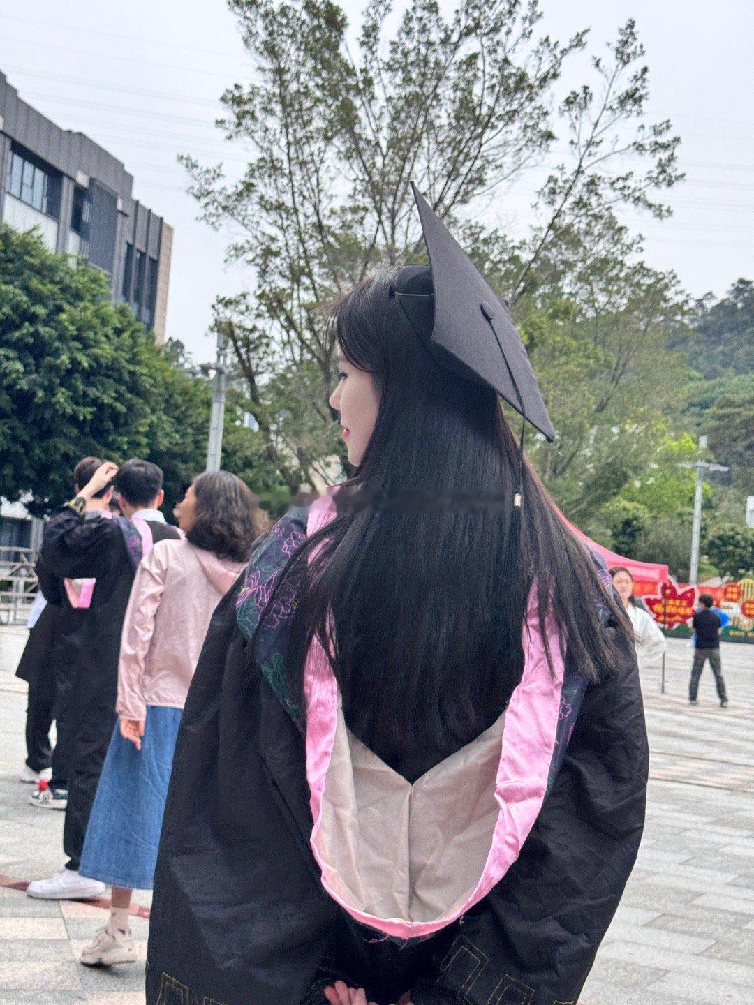 终于到家了。还有不怀念大学了论文还要改。。 ​​​