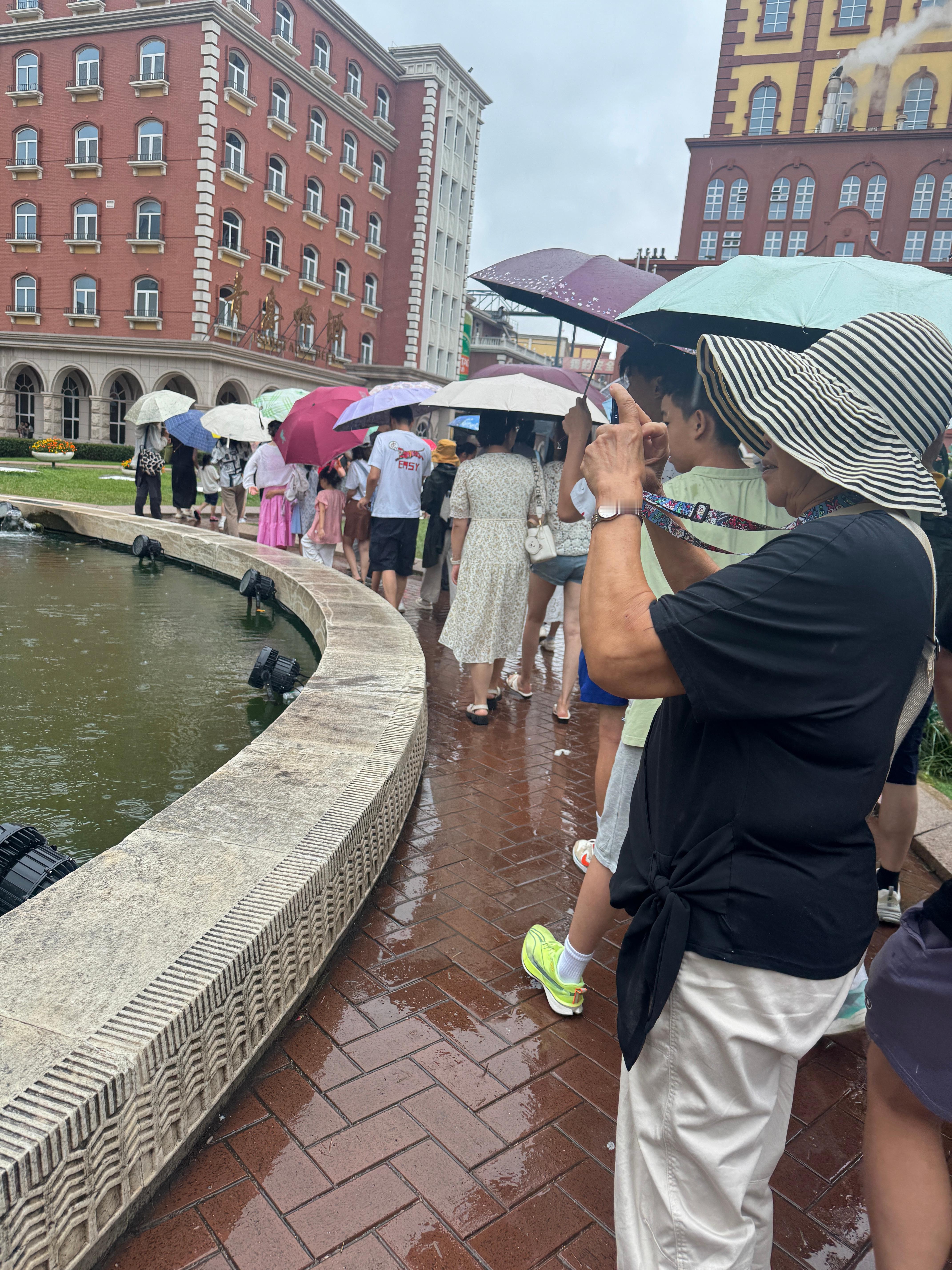 暴雨预警的青岛景区be like大家都说不出门结果都出门了是吧[doge] ​​