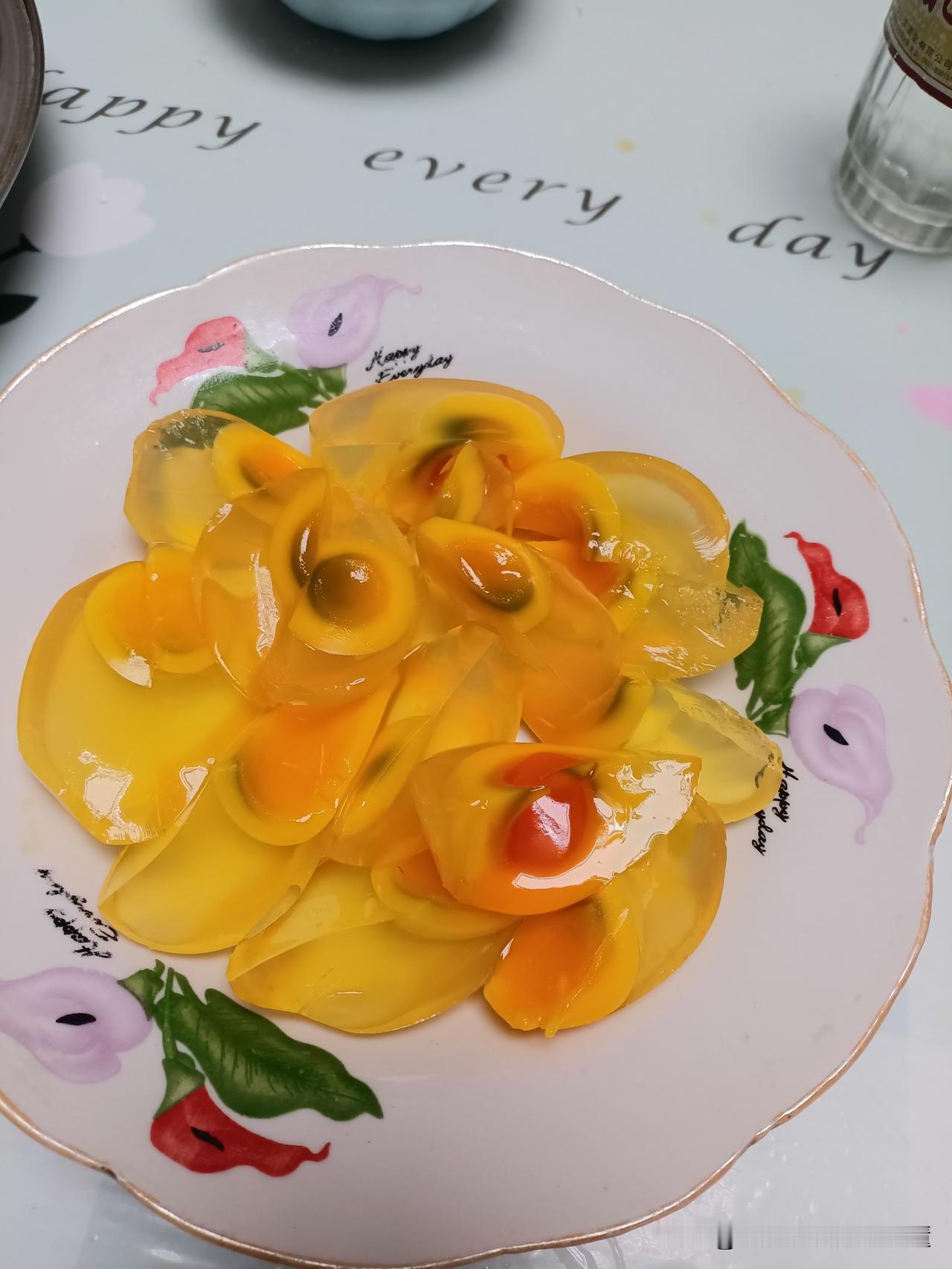 这盘菜的名字叫变蛋，是一道非常好吃的名菜。在我人生中还是第一次吃到。以前看到这玩