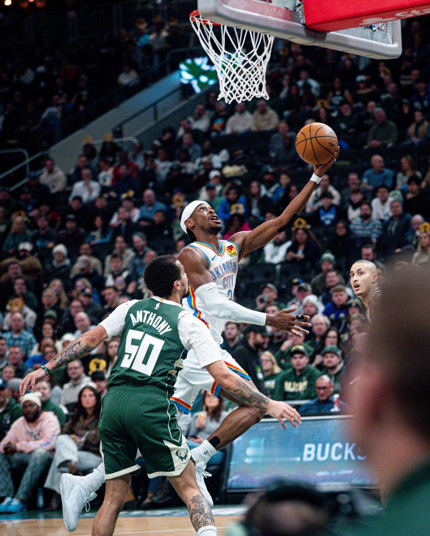 今天的亚历山大真的是恐怖啊，84%的投篮命中率，19投16中，三分2 中2，罚球