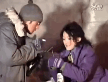 不用眼神拉丝，不用肢体接触，金城武只是用烟给周迅点烟花的这个画面浪漫至极。