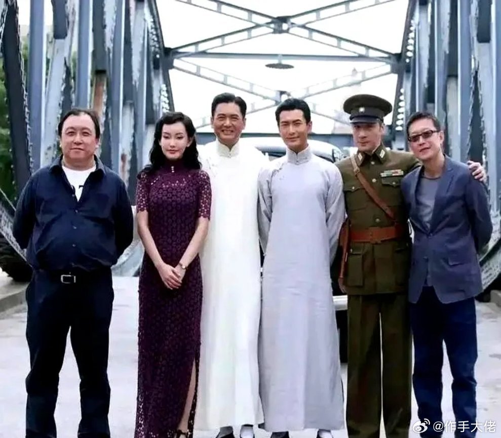 同框那一秒，黄晓明头顶只到发哥眉毛，镜头不语，数字先尴尬。黄晓明官方179，周润