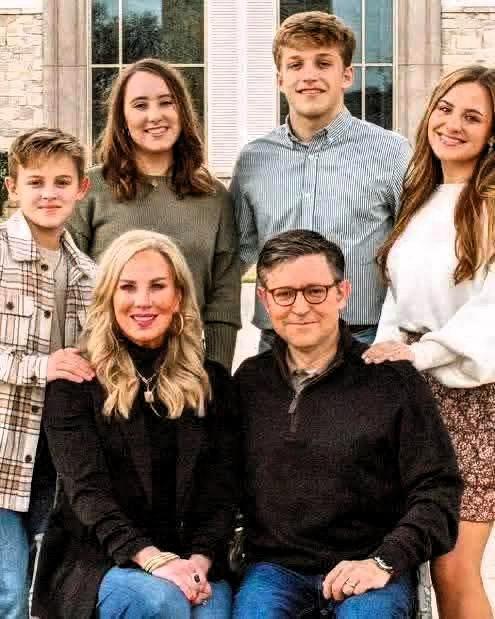 美国第三号人物：议长约翰逊家人照个个自信温柔的微笑！

网友们喊：如果你仍然爱迈