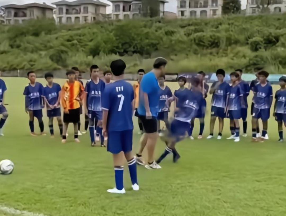 足协早干啥去了？以前对禁足人员睁一只眼闭一只眼。申思、祁宏继续从业本就违规，非得