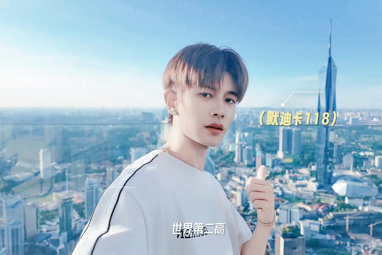 「当聚光灯打下来的那一刻，
我总能找到你们。
那一刻，我们彼此照亮。」
早安❤️
