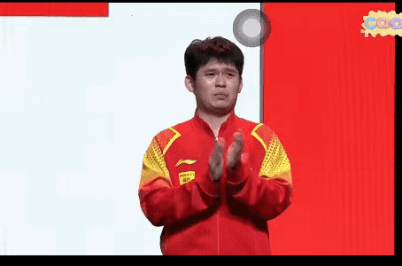 林诗栋被孙颖莎入场震惊到了！莎莎入场，全馆球迷朋友们沸腾起来！拍照的拍照，鼓掌的