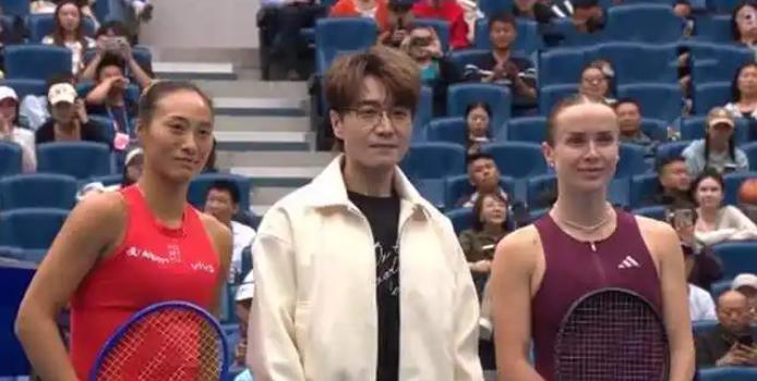 干净利落2-0！郑钦文强势横扫名将斯维托丽娜，不仅狂揽227万巨额奖金与390积