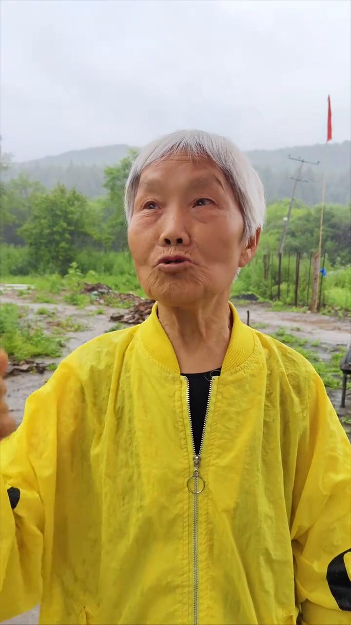 老祖宗传下来的下雨规律。
东北大山里下起雨来没个完，已经下了五六天了，中雨还在继