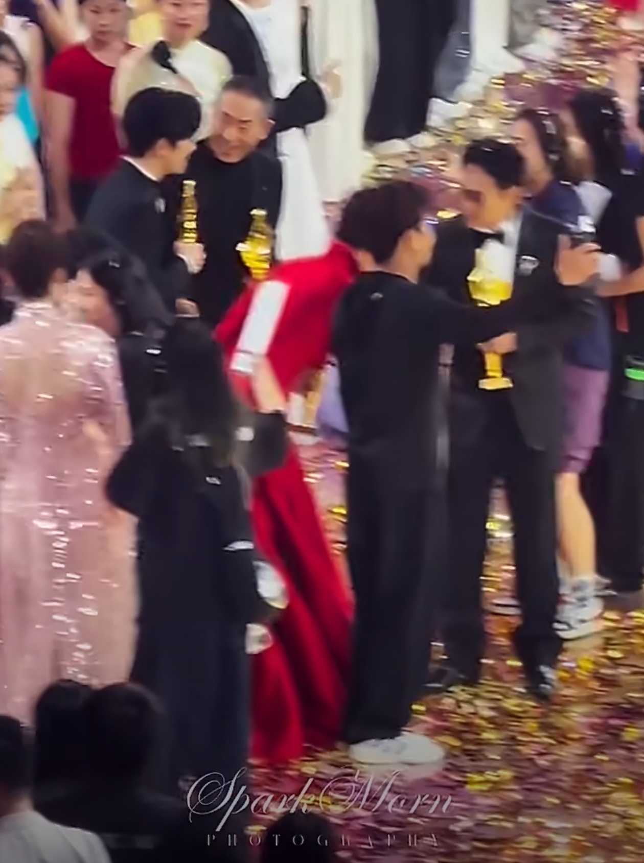 张艺谋拥抱易烊千玺百花奖最戳人的名场面来了。张艺谋导演主动拥抱新晋百花影帝易烊千