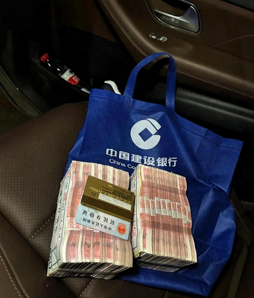 存钱别盲目冲20万，
六大行5年大额存单全停售，
这门槛钱现在存着太不划算。
2