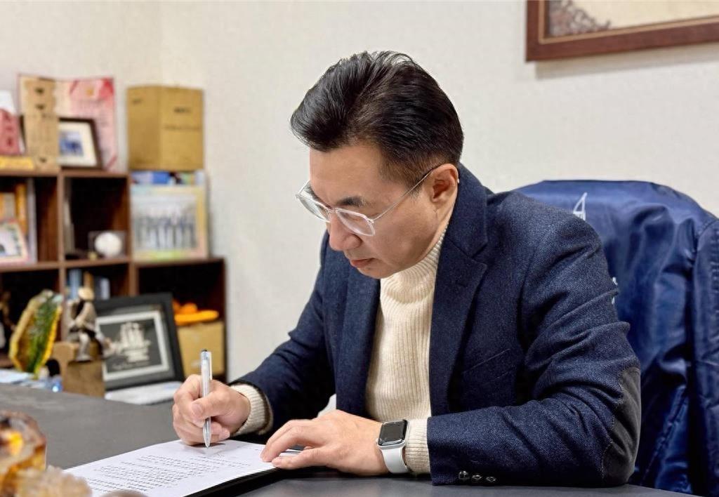 江启臣签了字，卢秀燕没等到协调会，台中市长提名悬了。
2月1号晚上11点，他直接