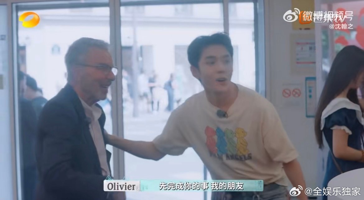 李佳琦打破了六人定律巴黎合伙人名场面 赫本的化妆师空降小店，瞬间让人想起那句“优