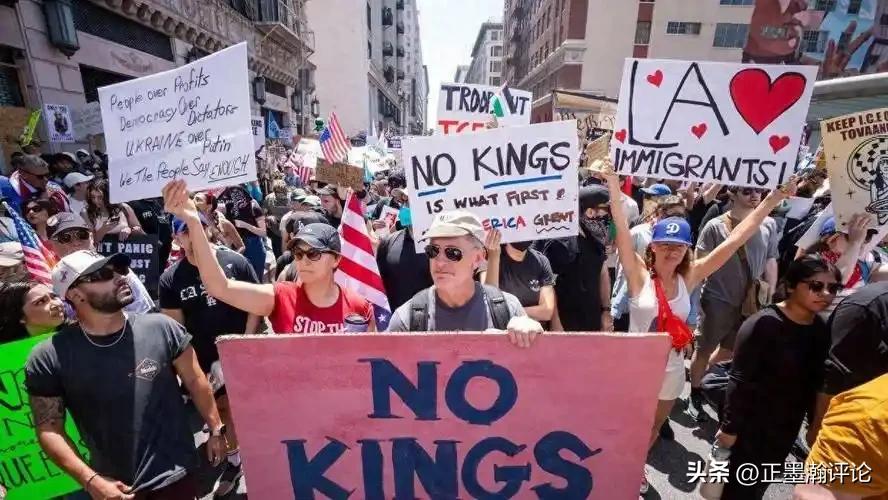 美国人的傲慢与偏见，却偏偏选择了特朗普，现在天天上街游行反对特朗普[大笑]。这难