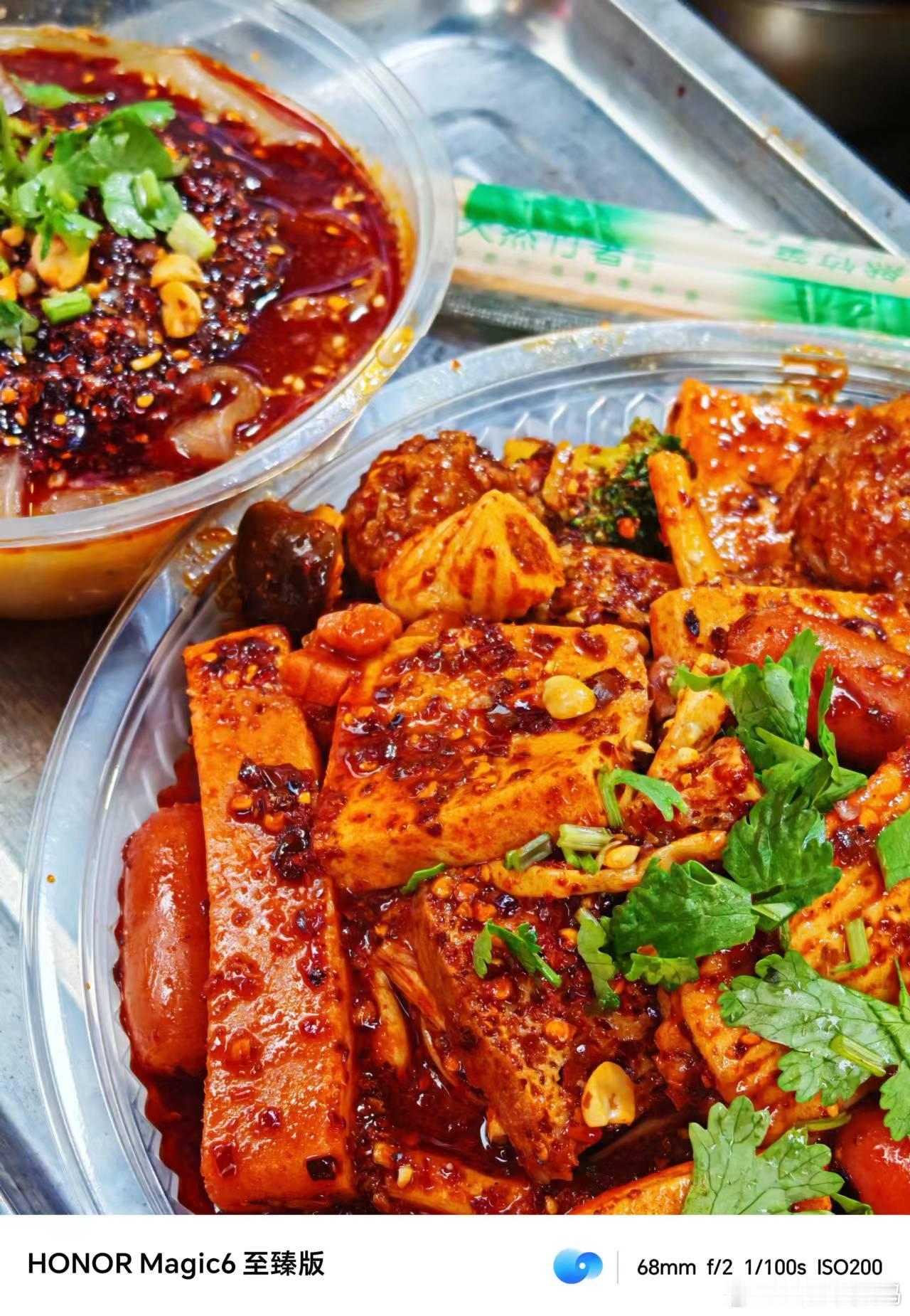 麻辣烫的快乐不仅要吃这好吃，摆盘也一定要漂亮！在荣耀Magic6至臻版加持下，这