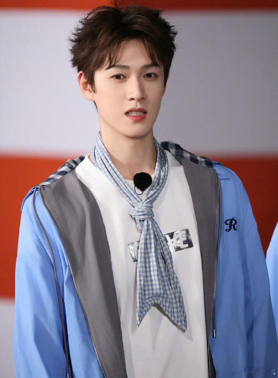 李昀锐把沙溢假发弄掉了沙溢过年红包白给李昀锐了 笑到停不下来！李昀锐一不小心掀掉