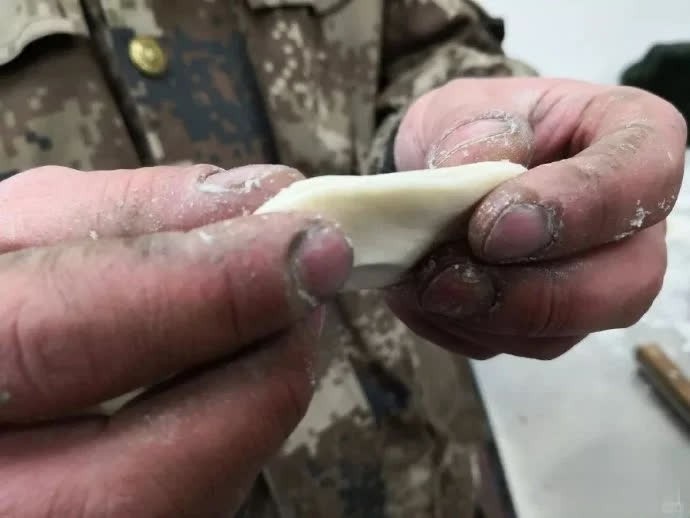 边防战士包饺子的手，不敢让父母看到自己的脸……  –––––致敬中国军人！  