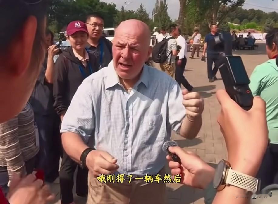 赛考斯参观了殷玉珍种的树后，整个人高兴坏了，对采访他的人介绍他的家庭，他说他有八