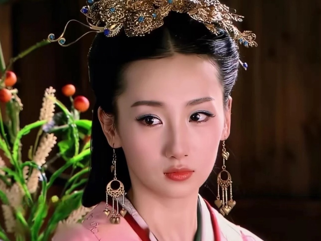 现在内鱼怎么没见这种薄荷型美女了？看她的眉眼很清爽，清冷又清透，不惊艳但超耐看，