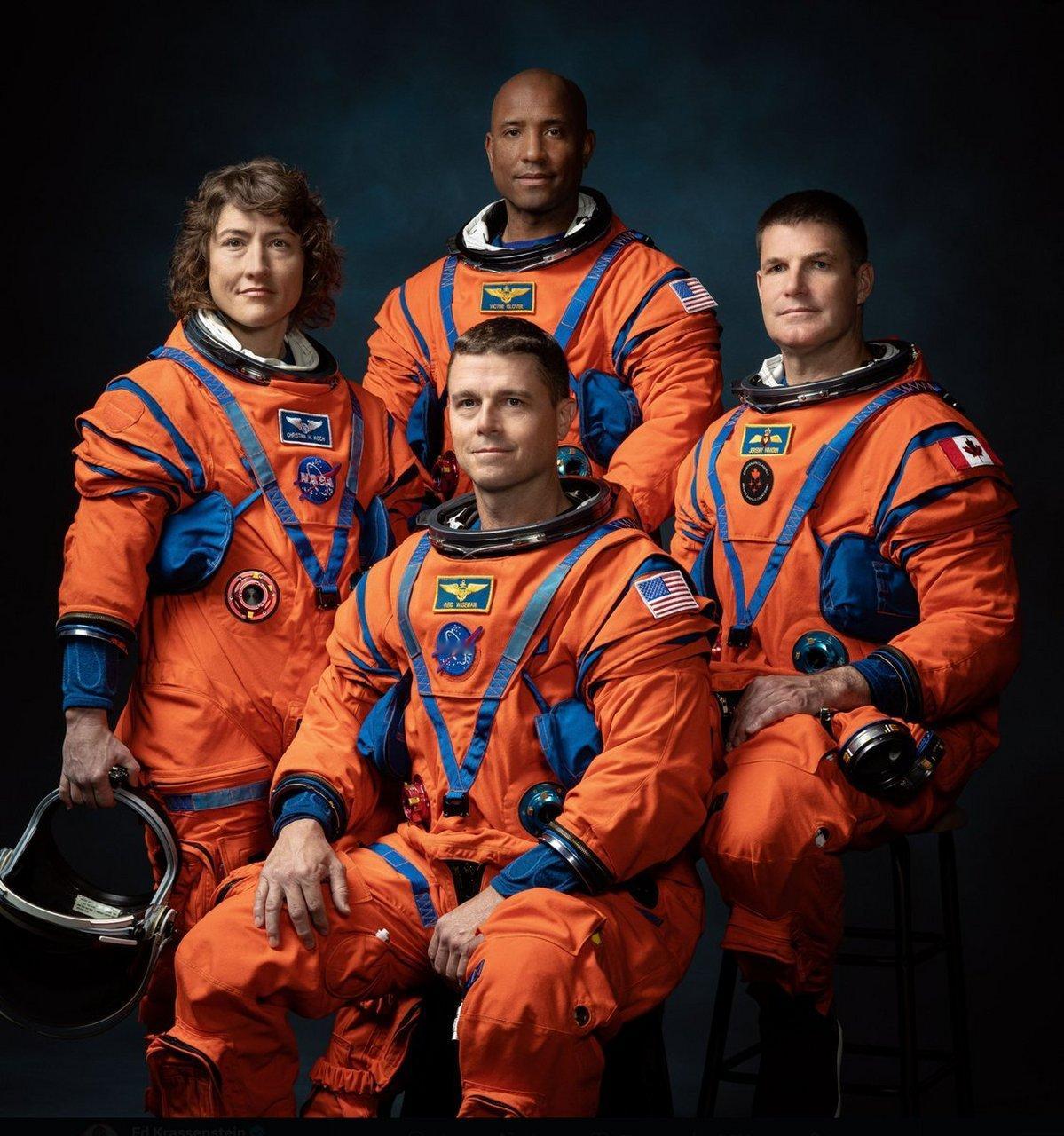 你看宇航员组成就明白这就是纯政治意义上的政治正确，政治舆论导向，而非科研导向。黑