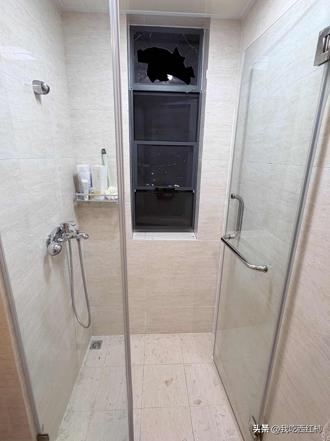 烟花砸进家里，我可以报警吗？
虽然是元宵节，但也不用这么激动吧？！什么烟花这么6