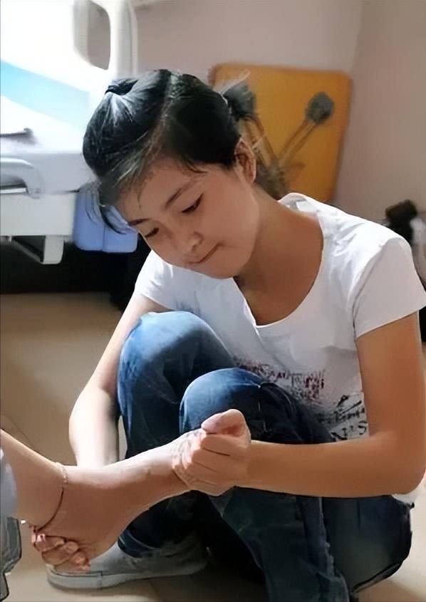 “泪目了”山西一女孩5岁时被母亲抛弃，女孩8岁时独自撑起了新的家庭，养母瘫痪后，