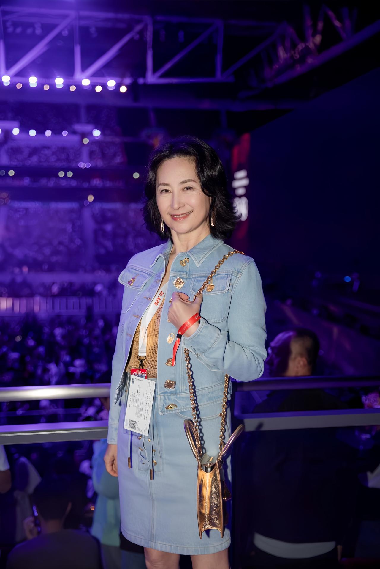 何超琼今年已经63岁了，这是她四月份在谢霆锋演唱会上的照片，保养的很好，很漂亮。