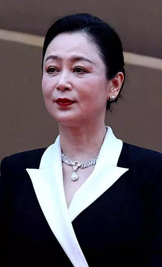 陈红“坏到骨子里，亲日辱华。
1996年她怀孕，陈凯歌和倪萍分手，她“知三当三”