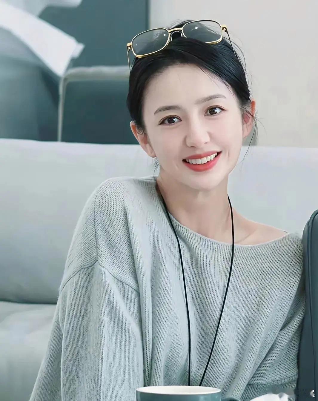佟丽娅这套造型格外动人，浅灰色针织衫温婉柔和，如同春风拂面，整个人松弛自在、气韵
