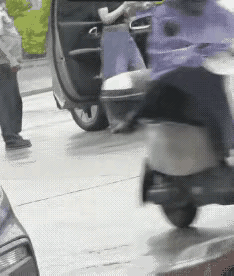 小仙女们，你要记住：出了门，没人惯着你！
