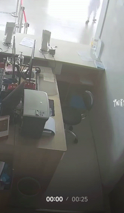 河南濮阳仁济医院大厅内，19岁小伙突然浑身抽搐倒地，3名非医护岗位工作人员见状后