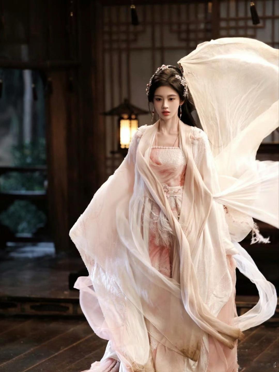 郭敬明的审美内娱独一无二，可以放心的是正片比路透还美。月鳞绮纪  鞠婧祎  陈都