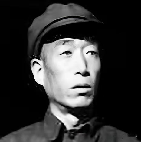 1941年，太行神枪手李殿冰掩护群众转移后，再回山上潜伏，看到山脚下行进的敌人队