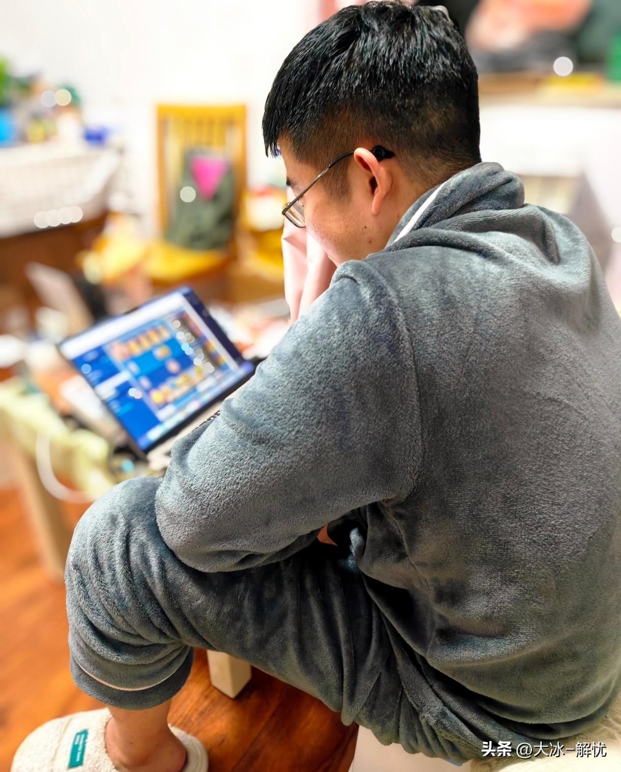 我发小跟我说，说她老公45岁，那方面精力太旺盛。

有事没事总想和她亲热，除了非