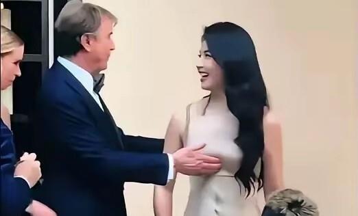 刘涛在上海那场品牌活动上被创始人布鲁诺·库奇利搂着合影，手从肩膀滑到腰胸之间，她