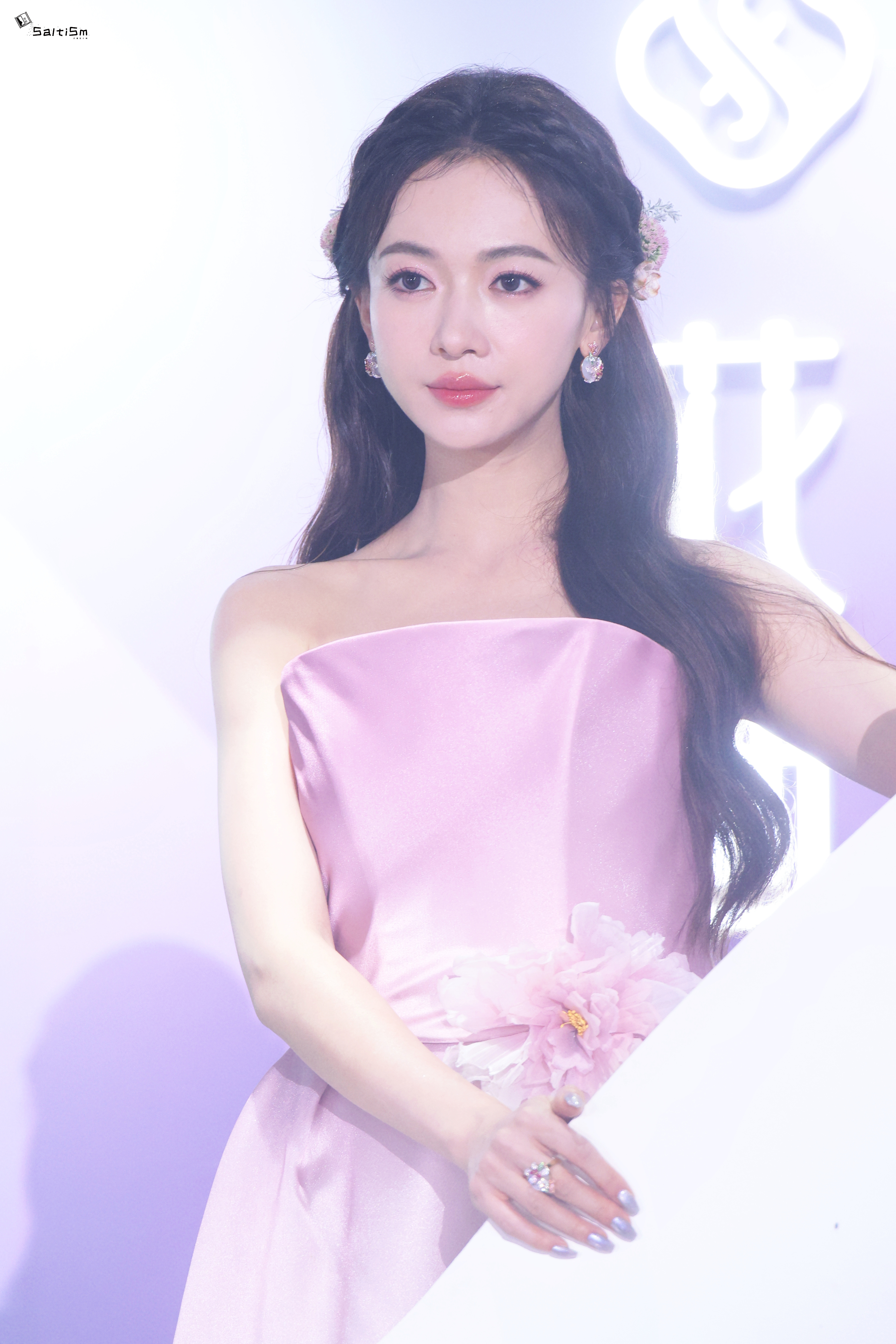 吴谨言  粉梦轻舞，花语呢喃，维字静默，优雅绽放🌸✨。心动一刹，唯美永恒。#吴
