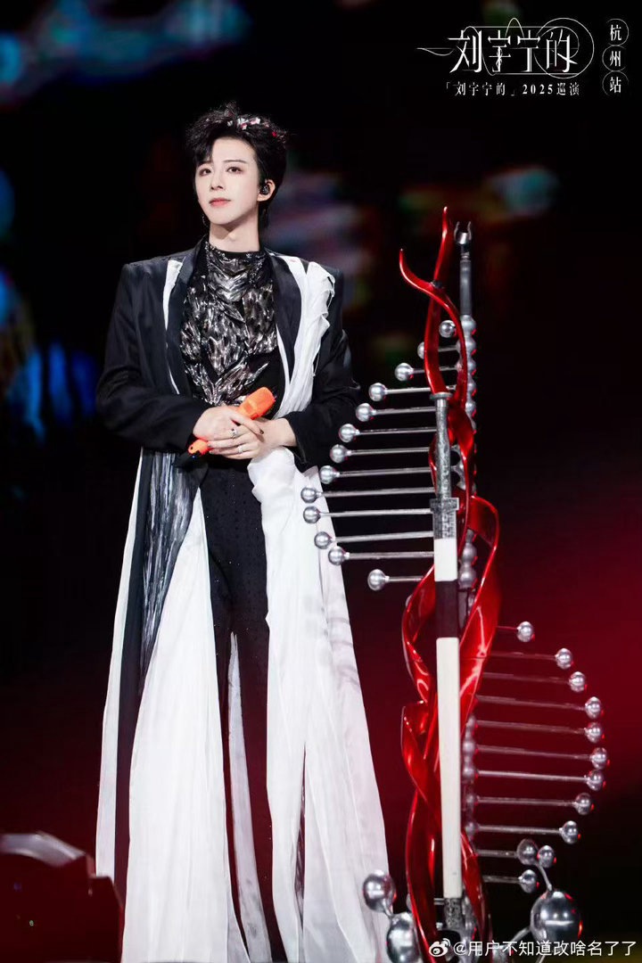 刘宇宁你好香啊 被惩罚还能这么自然地夸人，确实有点可爱。三张照片三个表情，确实都