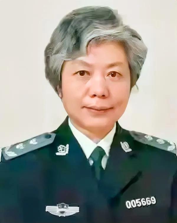 闹大了，公安大学李玫瑾教授又锐评“奔驰加塞砸车事件”。



李玫瑾教授指出，不