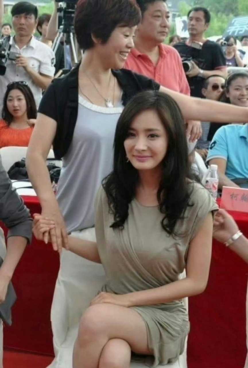 当年这张图片被有心人乱传成杨幂当众被投资人揩油，然后真相是……投资人是女的 