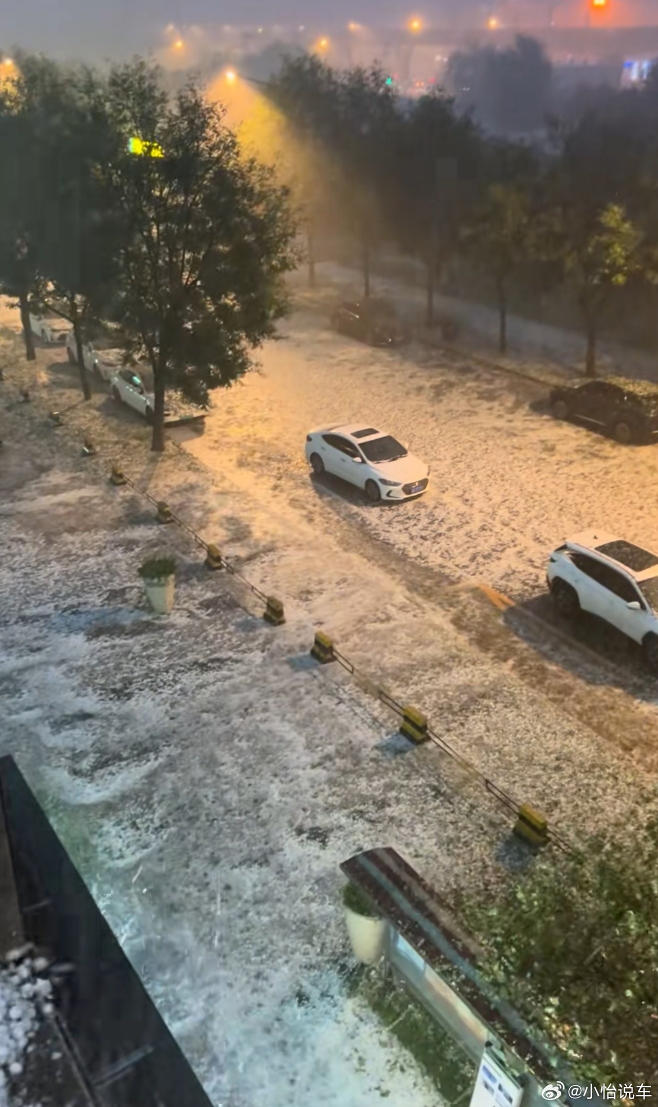 北京冰雹北京暴雨 现在的气候真的越来越差了，好多极端天气，北京的人注意防范，没事