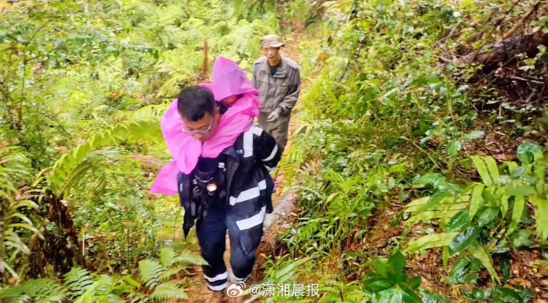 【福建9岁#女童景区走失22小时草丛里被发现#，#警犬寻回景区走失女童#：嗅到了