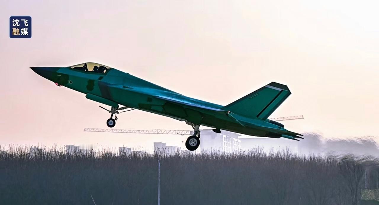 沈飞新年第一飞
绿皮歼35扎堆！！！！
这个拍摄水平过了新年就是不一样呀 ​​​