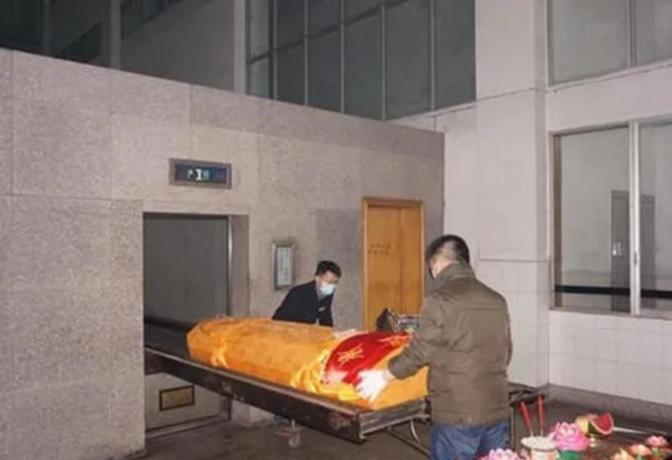 2016年，重庆某殡仪馆在夜晚接收了一具9岁男孩的遗体，当李师傅为其冷冻时，他惊