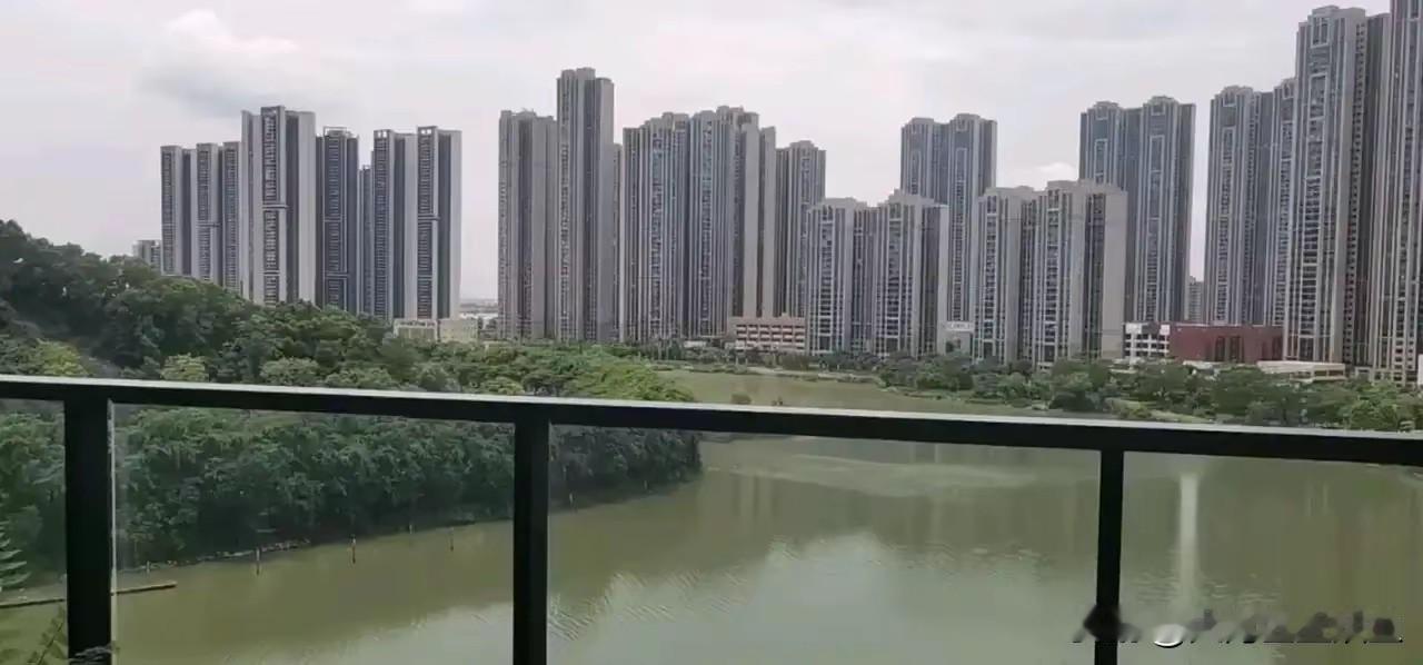 亲戚为了给儿子落户番禺，把中山115平的高层电梯房卖了，换了亚运城85平的低层房