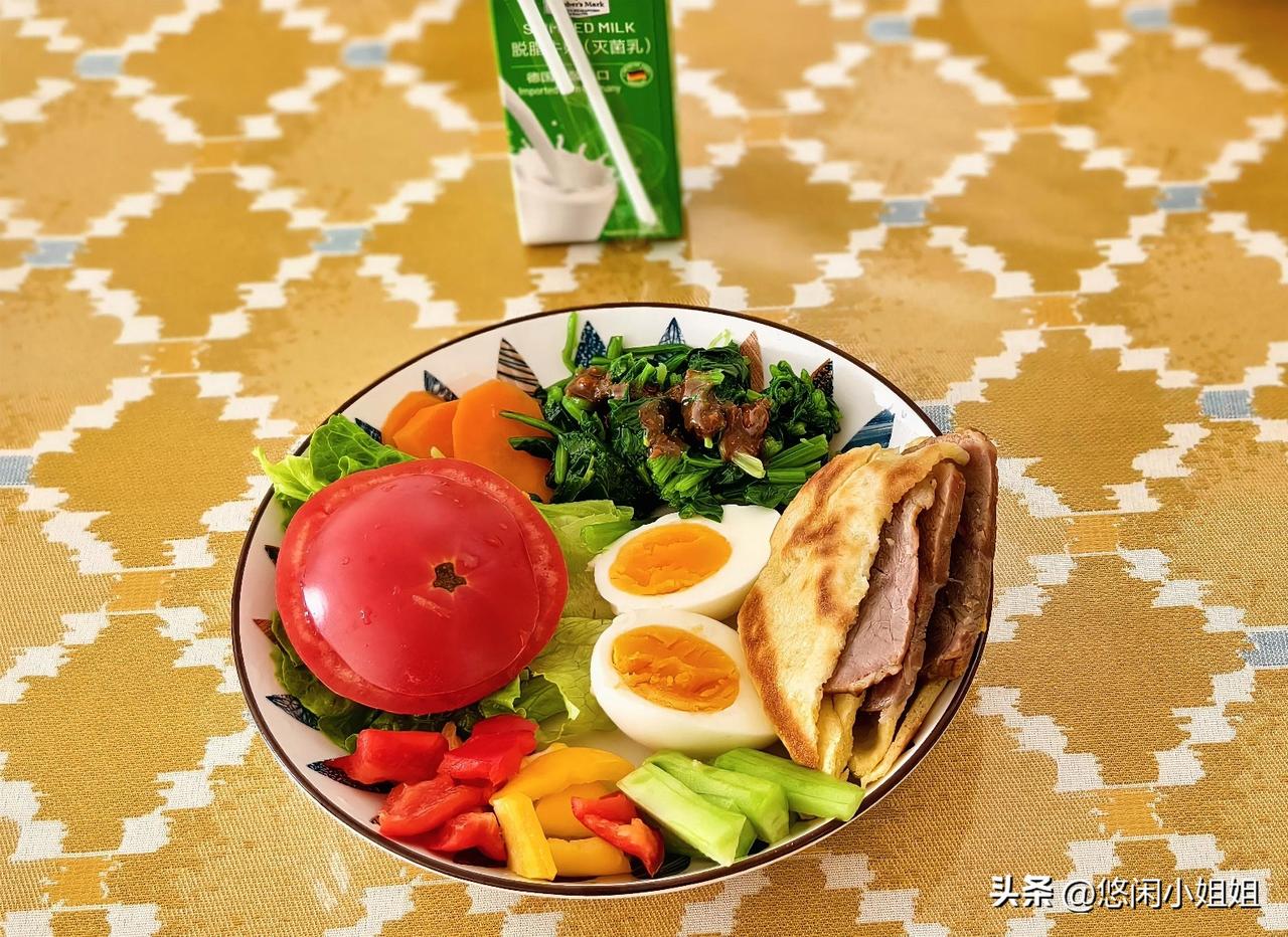发面饼夹酱牛肉，煮鸡蛋，其他都是各种蔬菜。菠菜、彩椒、黄瓜、西红柿、生菜。
酱牛
